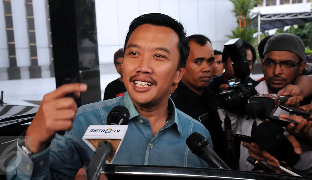 Menpora, Imam Nahrawi menjawab pertanyaan wartawan usai melakukan pertemuan dengan Ketua Umum PSSI 2011-2015, Djohar Arifin di Kemenpora, Jakarta, (23/6/2015). Hasil pertemuan akan dibahas saat RDP dengan Komisi X DPR RI. (Liputan6.com/Helmi Fithriansyah)