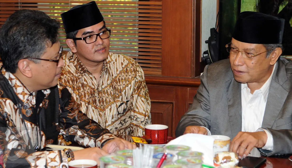 Sekjen PDIP Hasto Kristiyanto (kiri) berbicang dengan Ketua Umum PBNU Said Aqil Siradj (kanan) di Gedung PBNU, Jakarta, (8/1). Kedatangan Sekjen PDIP untuk mengundang Said Aqil Siradj ke Rakernas PDIP. (Liputan6.com/Helmi Afandi)