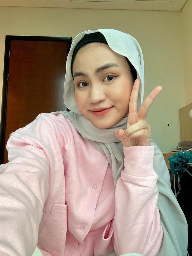 8 Inspirasi Outfit Kuliah dari Xaviera Putri yang Bikin Terlihat Pintar dan Stylish