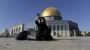 Nura Hassan (17), berfoto selfie saat berkunjung ke kubah Ash-Shakhrah di area Masjid Al-Aqsa, Yerusalem, 29 Juni 2015. (REUTERS/Ammar Awad)