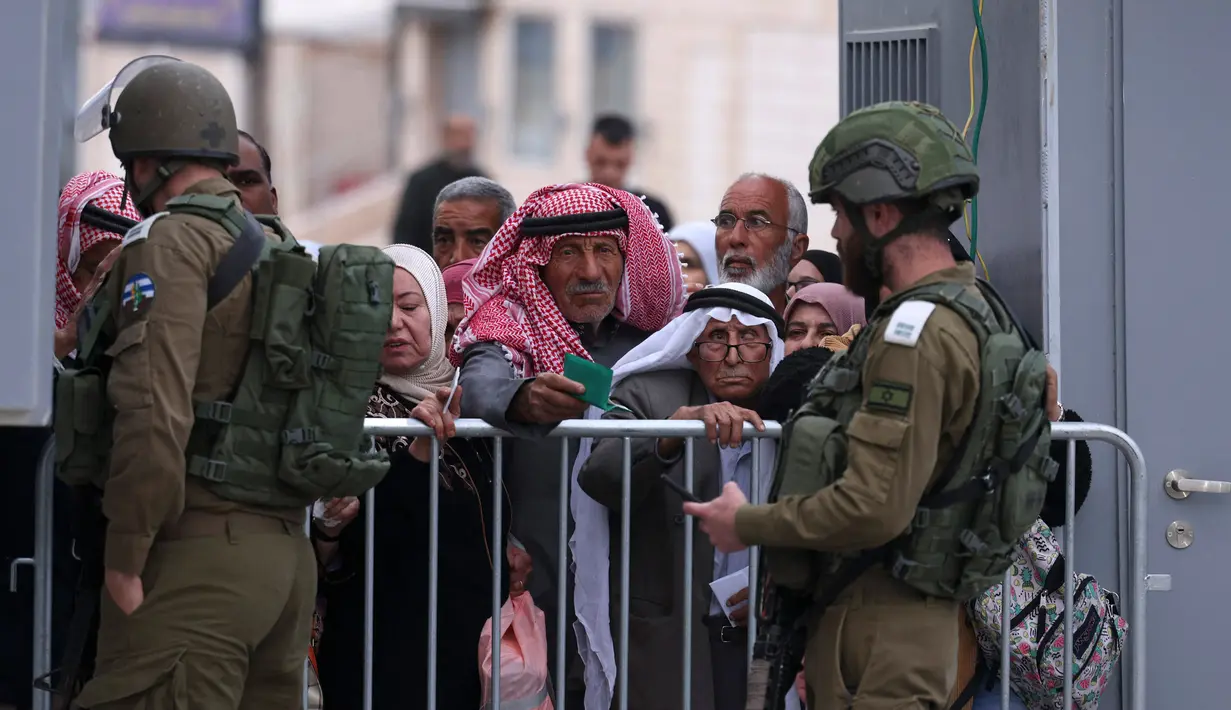 Warga Palestina juga harus menunjukkan identitas diri saat mau melintasi perbatasan tersebut. (HAZEM BADER/AFP)
