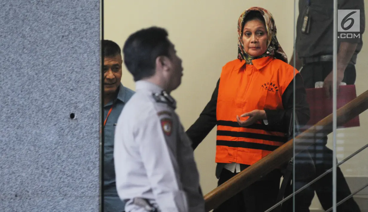 Anggota DPRD Sumatera Utara periode 2009-2014 dari Partai Golkar, Helmiati mengenakan rompi tahanan usai menjalani pemeriksaan di gedung KPK, Jakarta, Senin (9/7). Helmiati resmi ditahan untuk mempermudah pemeriksaan. (Merdeka.com/Dwi Narwoko)