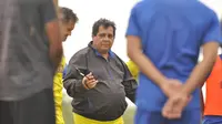 Pelatih Arema FC, Carlos Oliveira. (Iwan Setiawan/Bola.com)