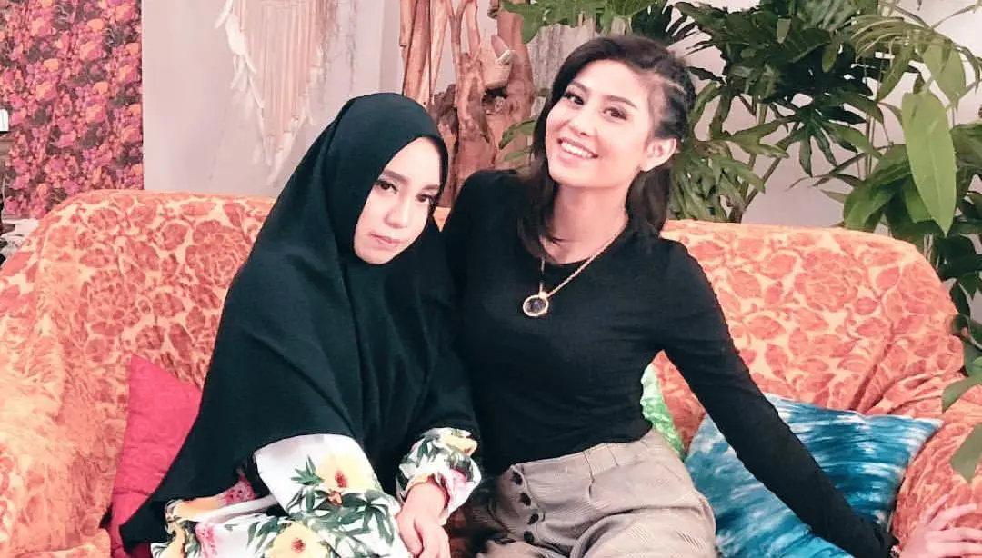 Salmafina Khairunnisa dan Awkarin [foto: instagram/@awkarin]