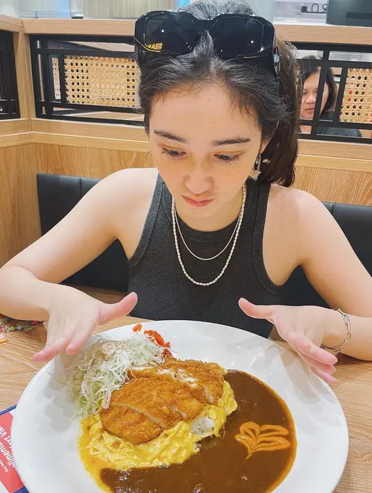 Agar tidak terlalu polos, Ranty pun memadukannya dengan kalung berlayer. Dan gelang-gelang model rantai. Rambutnya diikat ke belakang. [@rantymaria]