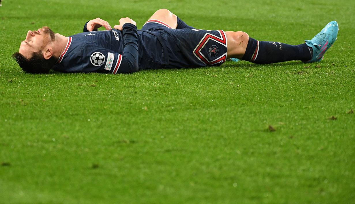 Tak perlu diragukan lagi jika Lionel Messi merupakan pemain yang sering dilanggar karena pergerakannya yang sering tak terhentikan. Total, ada 839 kali pelanggaran yang pernah ia dapatkan sejak 2016 saat berseragam Barcelona maupun PSG. (AFP/Alain Jocard)