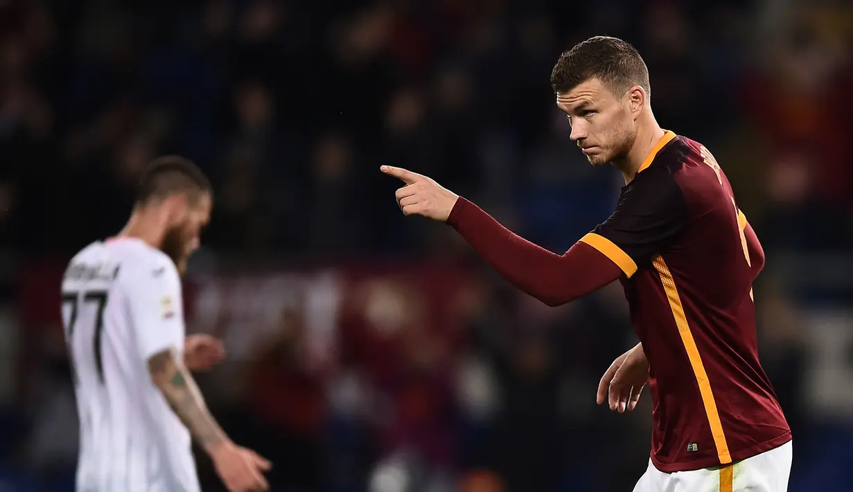 Ekspresi pemain AS Roma, Edin Dzeko setelah mencetak gol ke gawang Palermo dalam lanjutan Serie A Italia di Stadion Olimpico, Roma, Senin (22/2/2016) dini hari WIB. (AFP/Filippo Monteforte)
