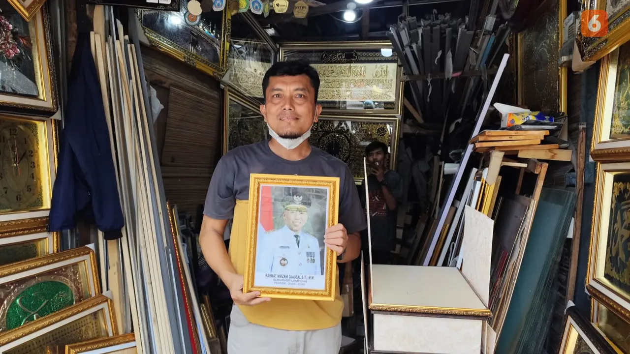 Mifta, salah satu pedagang pigura di Kota Bandar Lampung. Foto: (Liputan6.com/Ardi).