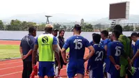 Victor Igbonefo dalam sesi latihan Persib di Liga 1 2018. (Bola.com/Erwin Snaz)