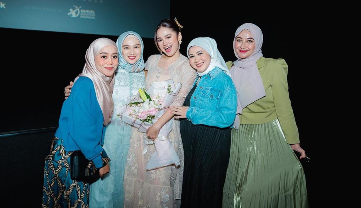 Disebut selalu positif vibes, Geng Mamayu sering kali curi perhatian saat kumpul bareng. Sudah seperti keluarga, Geng Mamayu selalu beri dukungan penuh satu sama lainnya. Meski Dinda Hauw, Aurel Hermansyah dan Margin Wieheerm tidak bisa hadiri gala premiere film baru Syifa Hadju, namun kebersamaan Geng Mamayu ini tetap terasa hangat. (Liputan6.com/IG/@lestykejora)