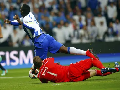 Manuel Neuer (bawah) melakukan pelanggaran yang berbuah penalti bagi Porto  (REUTERS/Miguel Vidal)