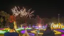 Karya seni yang menampilkan parade bunga berwarna-warni, rangkaian bunga raksasa, serta karya seni hortikultura khas Thailand Utara di Charming Chiang Mai Flower Festival pada Kamis (11/12/2025). (Bola.com/Bagaskara Lazuardi)