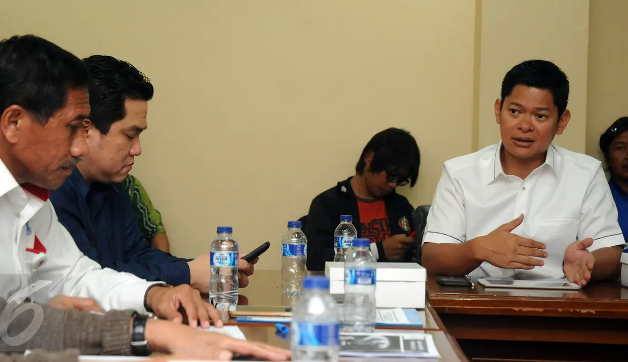 Chief de Mission (CDM), Raja Sapta Oktohari (kanan) memberikan keterangan saat rapat bersama Satlak Prima, KOI dan Kemenpora di Jakarta, Rabu (2/12/2015). Rapat membahas persiapan jelang Olimpiade Rio de Janeiro 2016. (Liputan6.com/Helmi Fithriansyah)