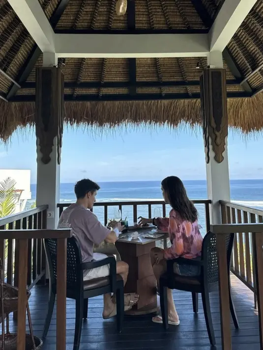 Bak couple pada umumnya, Marc Marquez dan Gemma Pinto memamerkan kebucinan mereka lewat outfit couple yang serasi
Seperti potret ini, keduanya tampil serasi dengan outfit nuansa keunguan. [@marcmarquez93/@gemmpinto]