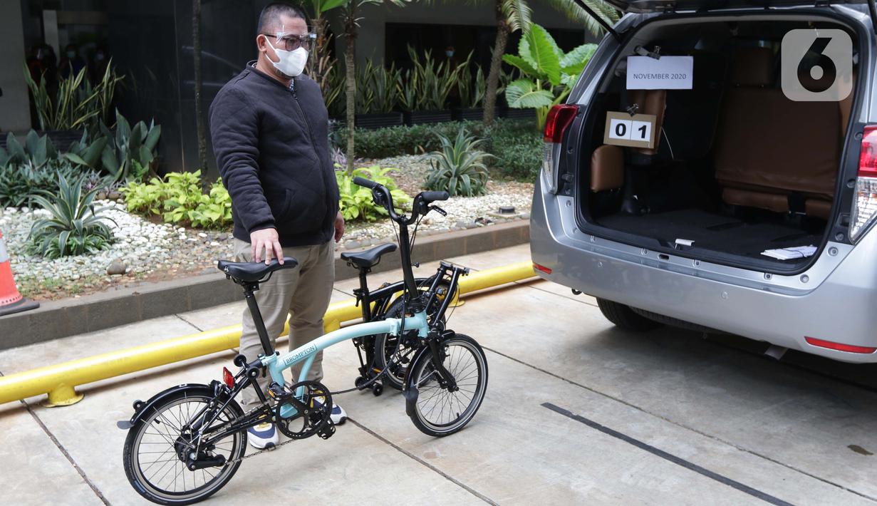 Perantara anggota Komisi II DPR Ihsan Yunus, Agustri Yogasmara sesaat sebelum rekonstruksi perkara dugaan korupsi pengadaan bantuan sosial penanganan COVID-19 di gedung KPK, Jakarta, Rabu (10/2/2021). Rekonstruksi dilakukan bersama tersangka Harry van Sidabuke. (Liputan6.com/Helmi Fithriansyah)