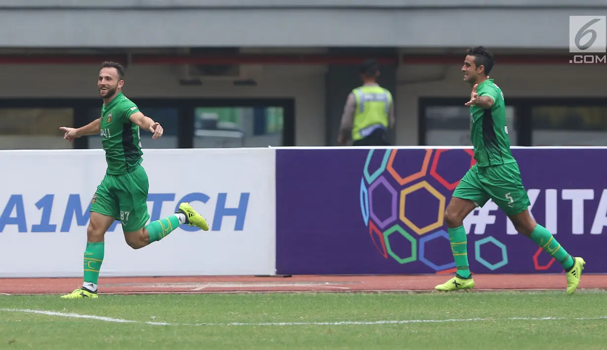 Pemain Bhayangkara FC, Ilija Spasojevic (kiri) bersama Otavio Dutra merayakan gol ke gawang Borneo FC pada lanjutan Liga 1 Indonesia di Stadion Patriot Candrabhaga, Bekasi, Rabu (20/9). Bhayangkara FC unggul 2-1. (Liputan6.com/Helmi Fithriansyah)