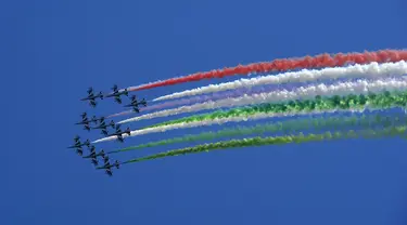 Tim aerobatik Italia Frecce Tricolori menampilkan pertunjukan dalam upacara peringatan Hari Pembebasan Italia di Roma, Italia, Sabtu (25/4/2020). Italia memperingati Hari Pembebasan ke-75 dengan cara yang paling tidak biasa karena digelar di masa pandemi virus corona COVID-19. (Xinhua)