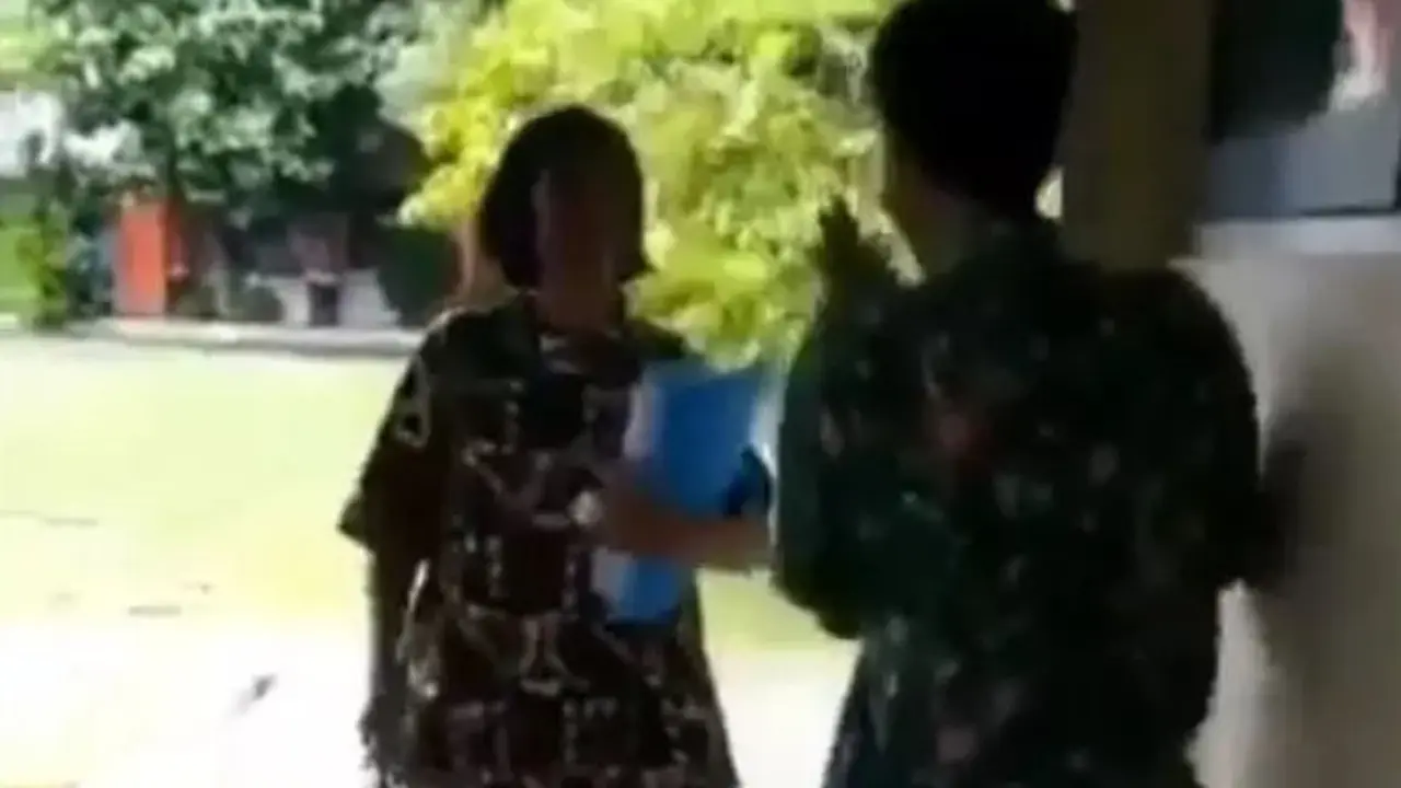 Aksi Siswa Saat Bikin Kaget Guru Ini Nyeleneh dan Kocak