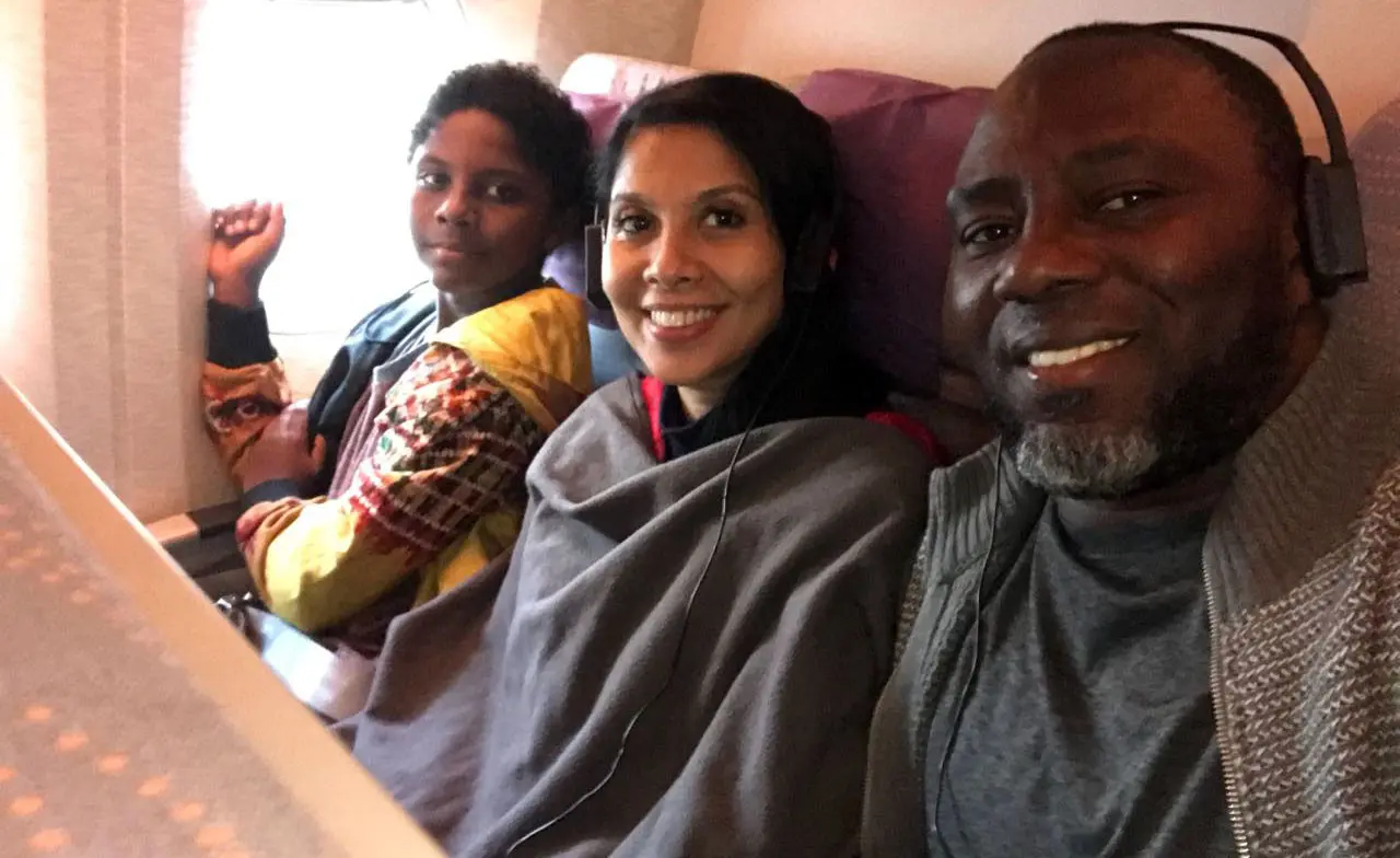Jacksen Tiago dan keluarga dalam pesawat menuju Brasil. (Bola.com/Dok. Pri)