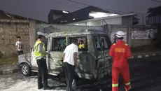 Kijang Terbakar di Depan SPBU Tangerang Selatan