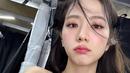 <p>Foto ini seolah membuktikan mengapa Jisoo Blackpink sering sekali disebut sebagai goddess atau dewi. "Aku mencintai energi kalian dan kue tar telur yang lezat!" ungkapnya. (Foto: Instagram/ sooyaaa__)</p>