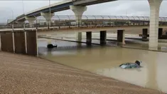 Sejumlah kendaraan terendam air banjir di Houston, Texas, Amerika Serikat (AS), 22 September 2020. Badai tropis Beta yang membawa guyuran hujan ke Texas menyebabkan sejumlah titik di wilayah tersebut tergenang banjir. (Xinhua/Chengyue Lao)