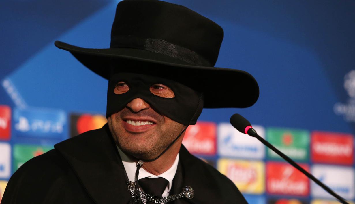 Pelatih Shakhtar Donestk, Paulo Fonseca, memakai kostum Zorro usai mengalahkan Manchester City pada laga Liga Champions di Stadion Metalist, Kharkiv, Rabu (6/12/2017). Shakhtar menang 2-1 atas City. (AFP/Stanislas Vedmid)