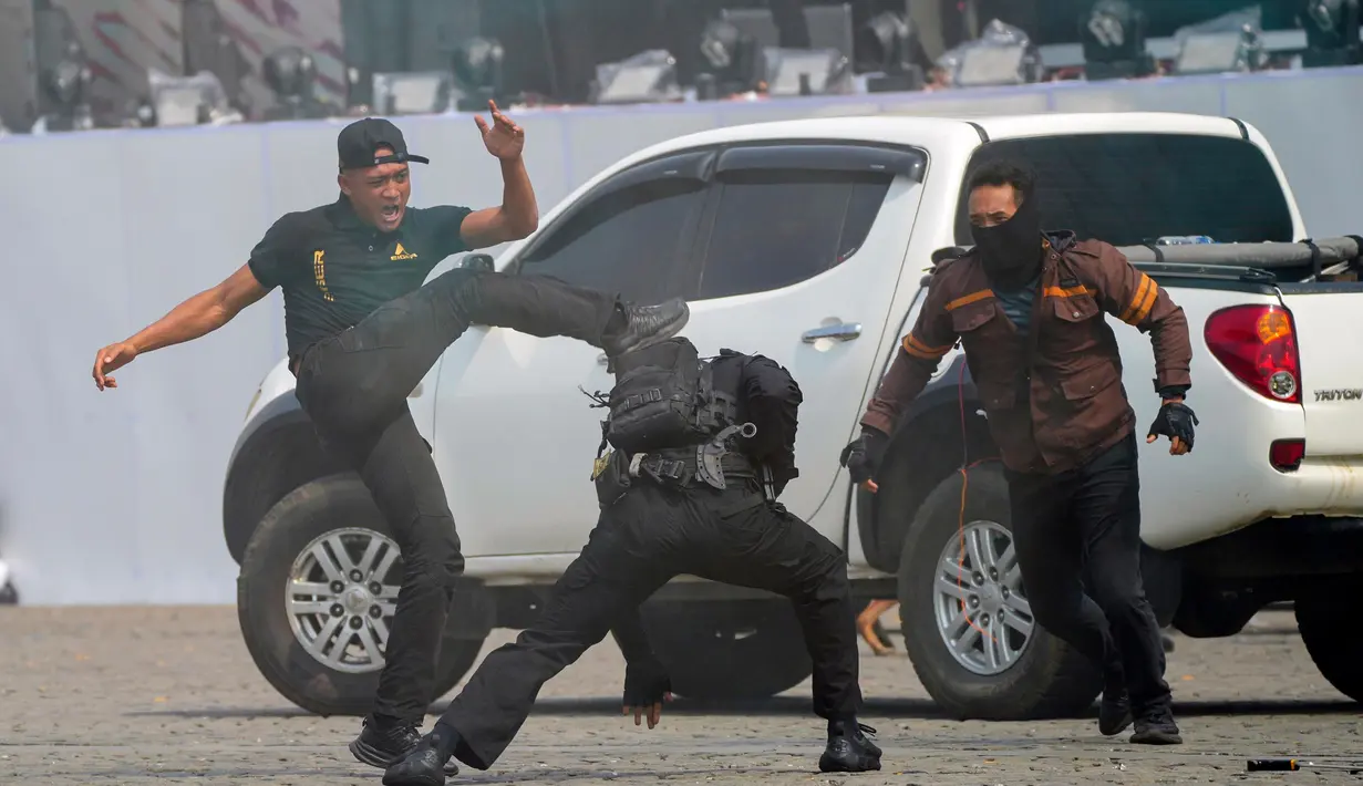 Peringatan HUT ke-79 TNI ini dimeriahkan dengan berbagai kegiatan dan atraksi kemiliteran dari tiga matra. (AP Photo/Tatan Syuflana)