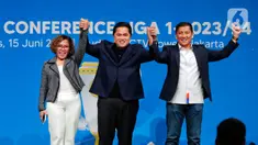 Direktur Programming SCM Harsiwi Achmad (kiri), Ketua Umum PSSI Erick Thohir (tengah), dan Direktur Utama LIB Ferry Paulus (kanan) saat press conference Liga 1 2023/2024 di Jakarta, Kamis (15/6/2023). Dalam keterangan tersebut menyebutkan Liga 1 2023/2024 dijadwalkan kick-off pada 1 Juli 2023. (Liputan6.com/Angga Yuniar)