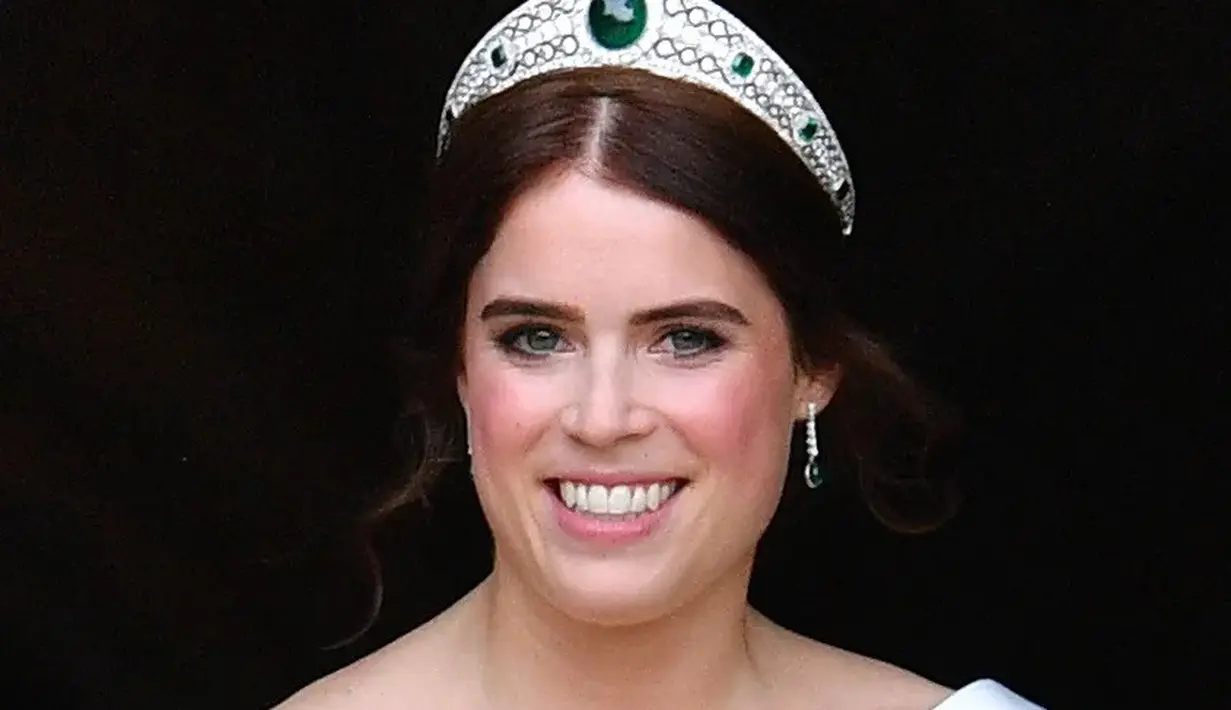 Tiara Greville Emerald Kokoshnik dibuat pada tahun 1919. Tiara ini merupakan hiasan kepala yang terdiri dari berlian dan zamrud, dibuat oleh pembuat perhiasan Prancis Boucheron dan permata di bagian tengahnya diperkirakan lebih dari 93 karat. Foto: Vogue.