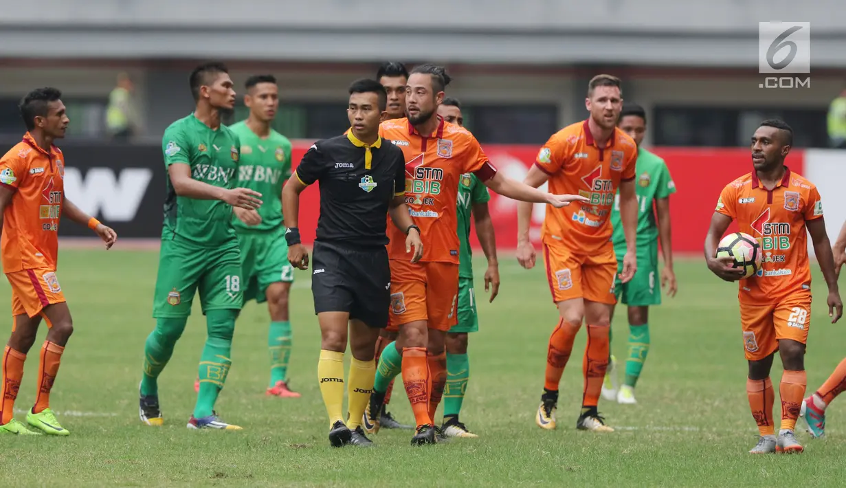 Pemain Borneo FC melakukan protes kepada wasit Aprisman Aranda saat laga melawan Bhayangkara FC di lanjutan Liga 1 Indonesia di Stadion Patriot Candrabhaga, Bekasi, Rabu (20/9). Bhayangkara FC unggul 2-1. (Liputan6.com/Helmi Fithriansyah)