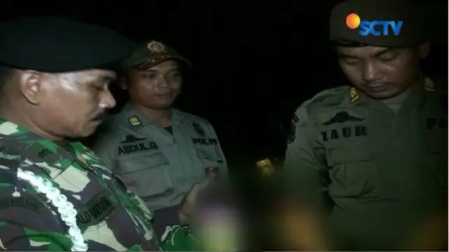 Satpol PP Sita Puluhan Botol Miras saat Razia di Jakarta Timur