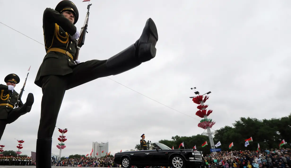 Tentara penjaga kehormatan Belarus berbaris dalam sebuah parade militer yang menandai Hari Kemerdekaan di Minsk (3/7). (AFP Photo/Sergie Gapon)