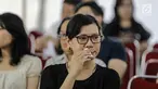 Jemaat mengusap air mata saat menyaksikan prosesi jalan salib di Gereja Katedral, Jakarta, Jumat (30/3). Banyak di antara jemaat yang menangis mengenang pengorbanan Yesus. (Liputan6.com/Faizal Fanani)