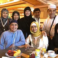 Julia Perez mencoba melepaskan cobaan penyakit yang selama ini dideritanya. Selesai menjalani operasi, ia melakukan ibadah umrah ke Tanah Suci Mekkah, bersama orangtuanya dan sahabatnya, Ria Irawan beserta suami. (Instagram/juliaperrezz)