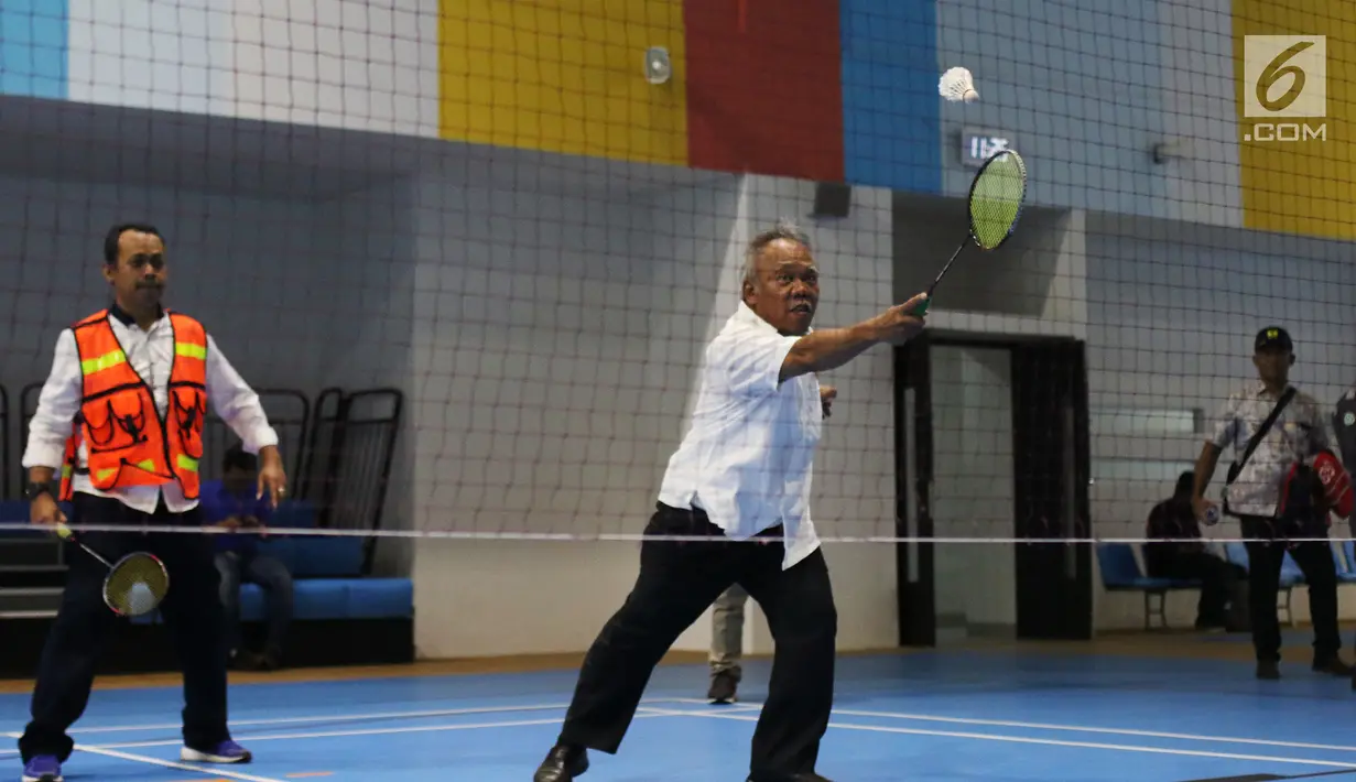 Aksi Menteri PUPR, Basuki Hadimuljono bertanding bulu tangkis di Training Facility Gelora Bung Karno, Jakarta, Kamis (10/5). Kunjungan Menteri Basuki untuk meninjau berbagai kesiapan fasilitas dan prasarana Asian Games 2018 (Liputan6.com/Angga Yuniar)