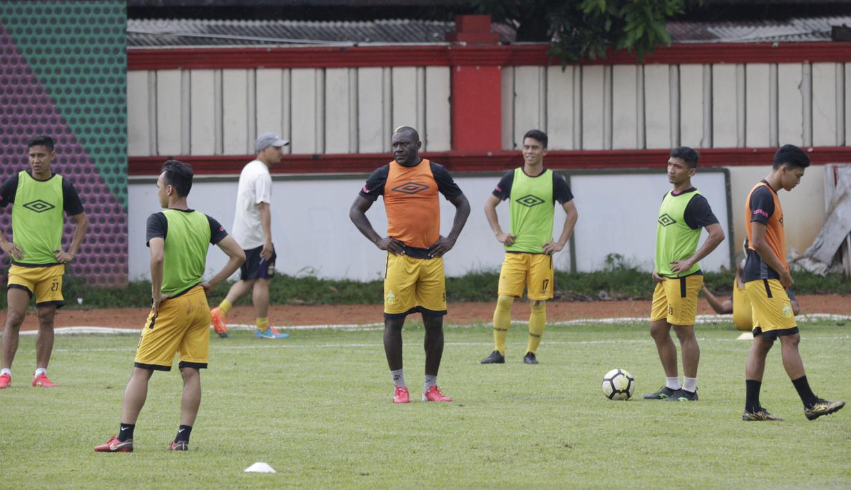 Pemain Bhayangkara FC, Herman Dzumafo, memperhatikan instruksi saat latihan jelang laga Piala Indonesia 2019 di Stadion PTIK, Jakarta, Kamis (31/1). Bhayangkara FC akan berhadapan dengan PSBL Langsa. (Bola.com/M. Iqbal Ichsan)