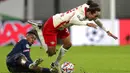 Pemain RB Leipzig, Yussuf Poulsen, terjatuh saat berebut bola dengan pemain Paris Saint Germain, Presnel Kimpembe, pada laga Liga Champions di RB Arena, Kamis (5/11/2020). RB Leipzig menang dengan skor 2-1. (AP/Michael Sohn)