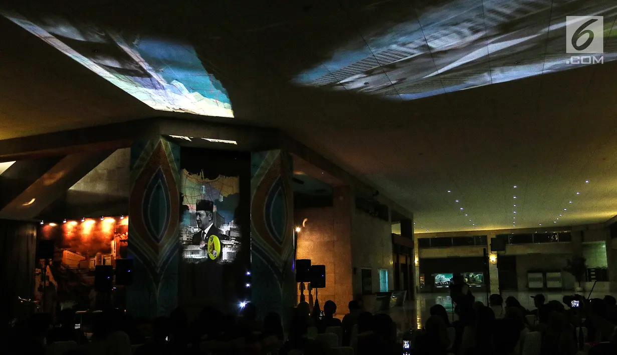 Penampakan hologram dalam rangka Monas Week 2019 terpampang di Auditorium Monumen Nasional (Monas), Jakarta, Senin (22/7/2019). Gambar 3 dimensi tersebut dapat dilihat hingga 360 derajat dan dapat bergerak dengan animasi serta suara. (Liputan6.com/JohanTallo)