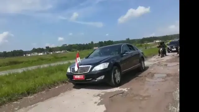 Kumpulan Potret Mobil Presiden Jokowi Kewalahan Melewati Jalanan Rusak di Lampung (Agus Suparto/ Fotografer Kepresidenan)
