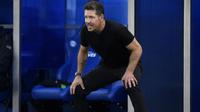 Pelatih Atletico Madrid asal Argentina, Diego Simeone, mengamati para pemainnya dari pinggir lapangan selama pertandingan Liga Spanyol antara Deportivo Alaves dan Club Atletico de Madrid di Stadion Mendizorroza, Vitoria, pada 30 Agustus 2025. (ANDER GILLENEA/AFP)