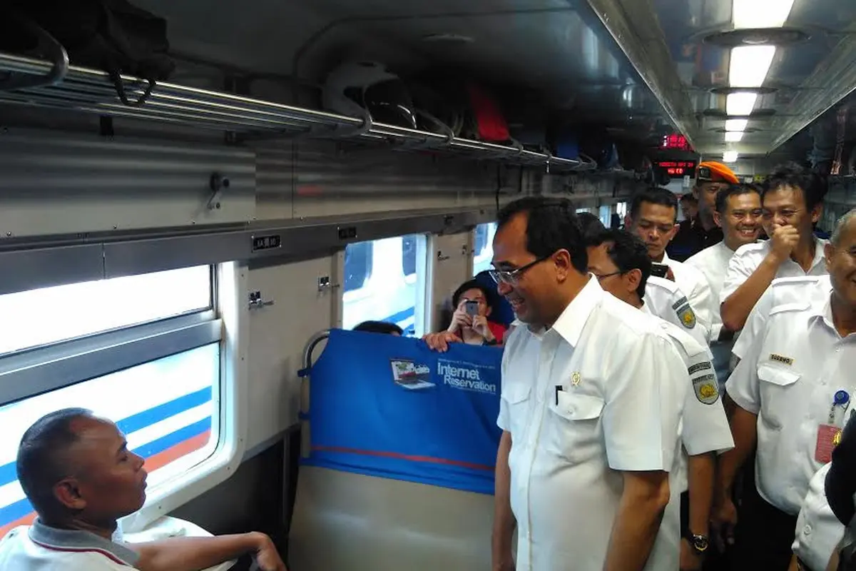 Menteri Perhubungan (Menhub) Budi Karya Sumadi meninjau kesiapan sarana dan prasarana angkutan Lebaran ke Stasiun Kereta Api Pasar Senen, Jakarta Pusat, Jumat (14/4/2017). (Liputan6.com/Fiki Ariyanti) 