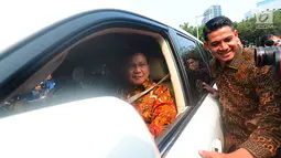 Ketua Umum Gerindra, Prabowo Subianto berada di dalam mobilnya seusai melakukan pertemuan dengan Ketua Umum Partai Demokrat Susilo Bambang Yudhoyono (SBY) di kawasan Mega Kuningan, Jakarta, Kamis (9/8). (Merdeka.com/Imam Buhori)