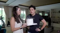 Di momen spesial Maxime Bouttier, Luna Maya memberi sebuah kejutan. Memberikan kue ulang tahun untuk orang yang disayanginya ini membuat banyak netizen menyorotinya. Tidak sedikit yang mendoakannya agar tetap langgeng bersama Maxime. (Liputan6.com/IG/@bouttier_maxime)