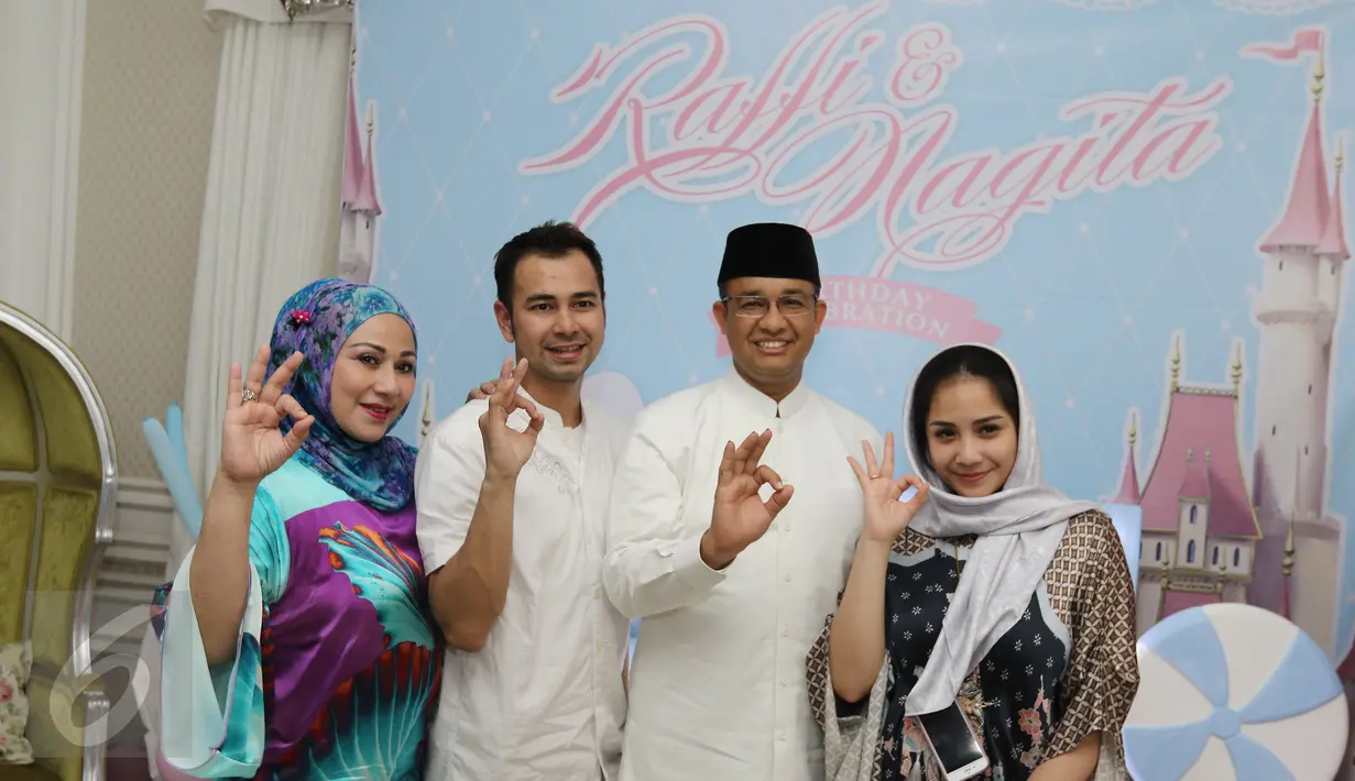 Ki-ka: Camelia Malik, Raffi Ahmad, Anies Baswedan dan Nagita Slavina memperlihatkan salam tiga jari saat berpose di acara menghadiri syukuran ulang tahun Raffi dan Nagita, Depok, Sabtu (18/2). (Liputan6.com/Herman Zakharia)