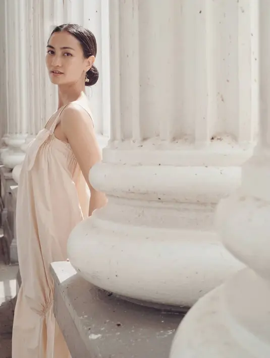 "llmu saya belum sampai ke situ. Saya cuma mempertanyakan kaitan penggunaan kata dengan psikologis manusia," ungkap Atiqah Hasiholan. (Instagram/Atiqahhasiholan)