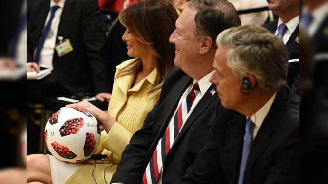Melania Trump memangku bola Piala Dunia yang sebelumnya dilempar oleh Presiden AS Donald Trump. Bola tersebut merupakan pemberian Presiden Rusia Vladimir Putin kepada sang presiden AS (AFP PHOTO)