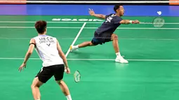 Tunggal putra Indonesia, Alwi Farhan (kanan) saat mengembalikan pukulan ke Lee Chia Hao (Taiwan) dalam pertandingan perempat final turnamen bulu tangkis Australia Open 2026 di Sydney pada Jumat 12 Juni 2026. (Saeed KHAN/AFP)