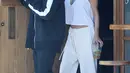 Gaya berpakaian keduanya sangat santai. Selena mengenakan outfit serba putih dengan atasan tanpa lengan,celana panjang, dan sneakers warna putih. The Weeknd memakai jaket olaah raga, celana, dan sepatu kets serbahitam. (doc. Daily Mail)