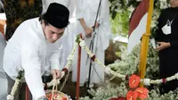 Vino G. Bastian beserta pemain dan kru film Buya Hamka bersiarah ke makam Buya Hamka di Taman Makam Bung Hatta, Jakarta Selatan, Kamis (30/3/2023).